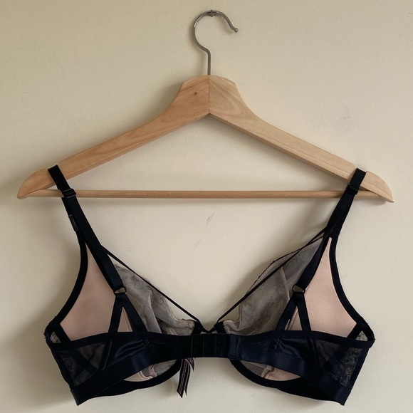 Victoria’s Secret Very Sexy Plunge Bra Black - Picture 3 of 9